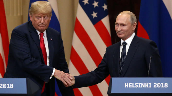 Tổng thống Mỹ Donald Trump gặp nh&agrave; l&atilde;nh đạo Nga Vladimir Putin tại Helsinki, Phần Lan hồi th&aacute;ng 7 (Ảnh: Reuters)