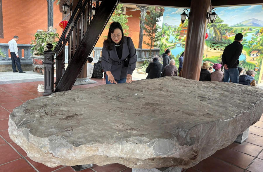 Khối đá khổng lồ - tương truyền là chiếc dép thần kỳ của Đức Thánh Minh Không ngàn năm trước. Truyền rằng du khách may mắn chạm tay vào chiếc dép của Ngài sẽ được bình an, may mắn, chân cứng đá mềm...