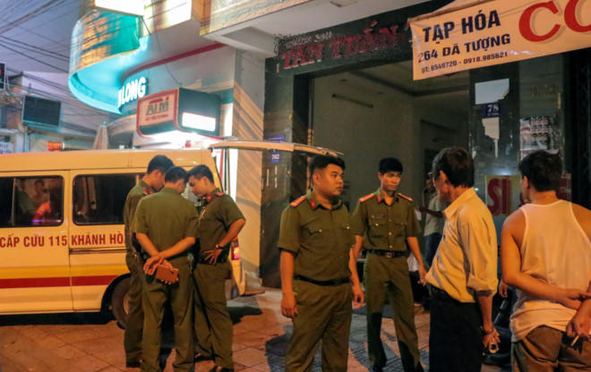 Lực lượng công an phong tỏa hiện trường tìm nguyên nhân vụ nổ. Ảnh: An Bình.