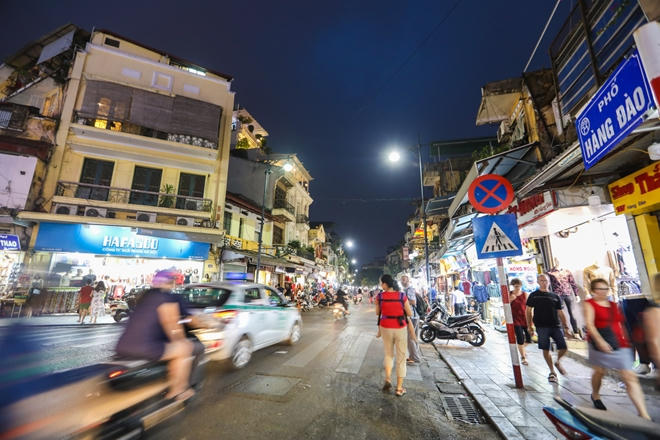 2018: Phố Hàng Đào ngập tràn bởi những cửa hiệu và khách du lịch.