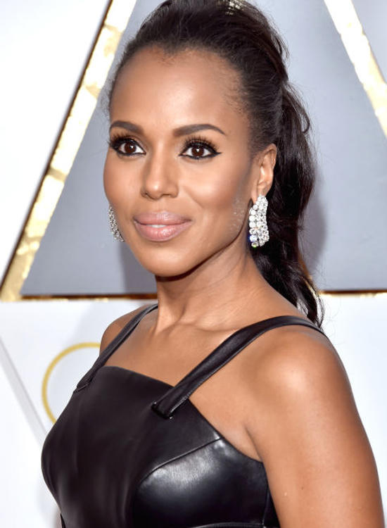 KERRY WASHINGTON - TRANG SỨC HARRY WINSTON  Kerry tỏa sáng với đôi bông tai kim cương lấp lánh được thiết kế theo phong cách vintage của Harry Winston.