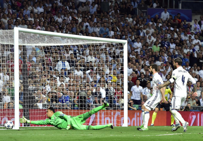 Ramos lóng ngóng phản lưới nhà trong sự chết lặng của cầu thủ và các cổ động viên.