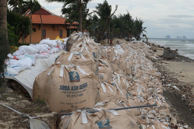 Bờ biển Cửa Đại và Cẩm An bị sạt lở nghiêm trọng dù đã tiêu tốn hàng trăm tỉ đồng làm kè chắn sóng, nhưng cứ tới mùa mưa bão là lại sạt lở