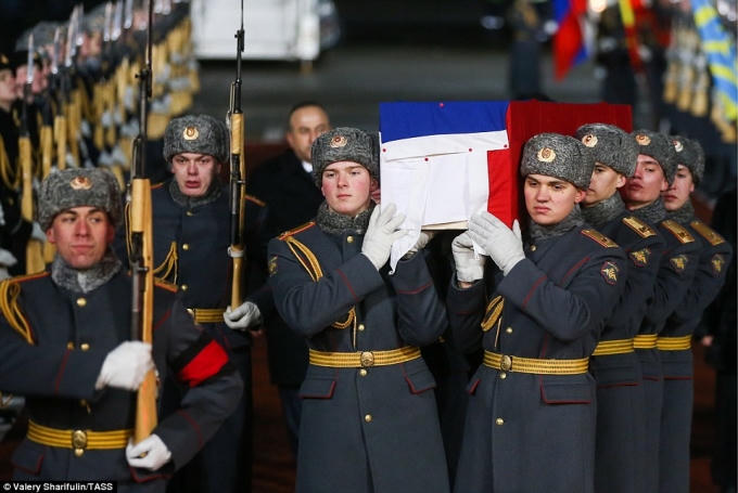 Binh sĩ Nga khiêng quan tài phủ quốc kỳ của Đại sứ Karlov sau khi máy bay hạ cánh xuống sân bay Vnukovo, Moscow. (Ảnh: TASS)