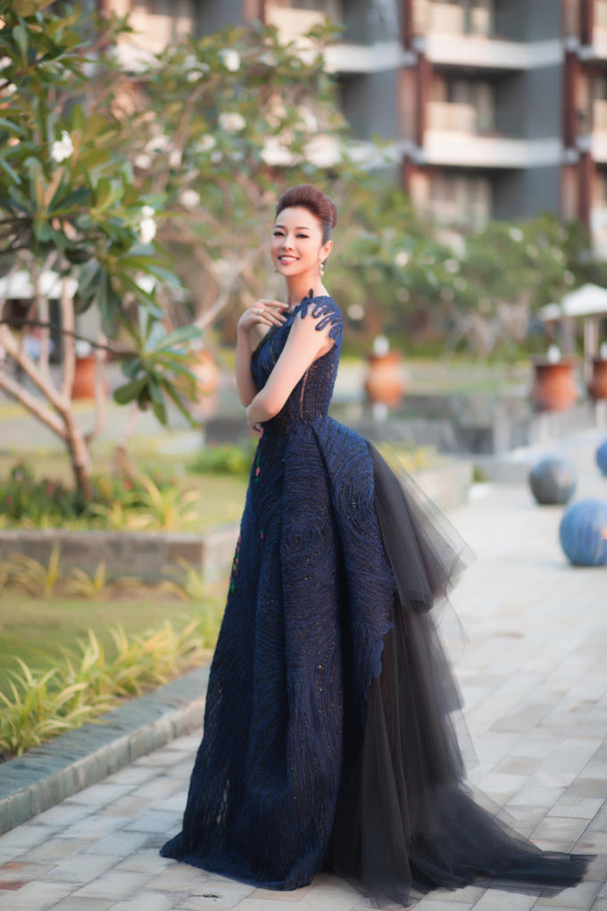 Chuẩn bị rất kỷ lưỡng về trang phục cũng như hình ảnh, cô nổi bật ở mọi góc nhìn.