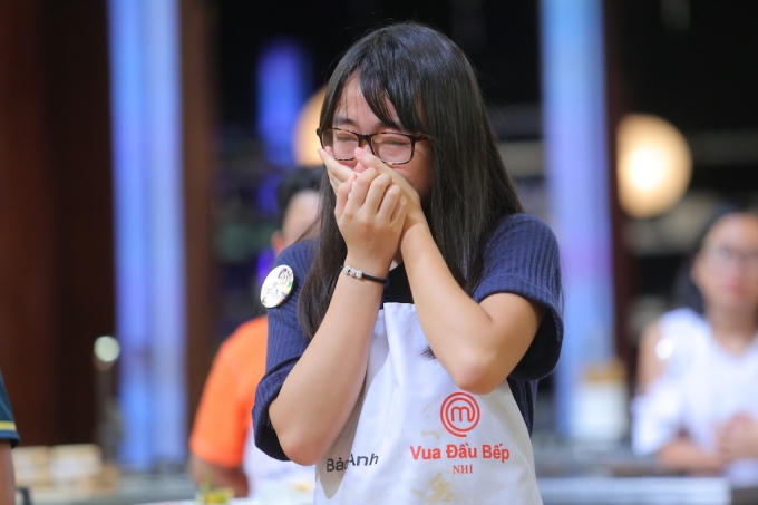 Bảo Anh bật khóc vì món ăn chưa tốt.