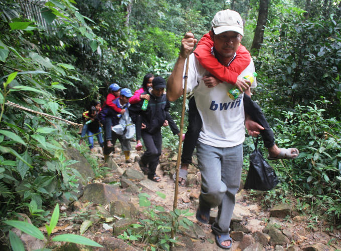 Chặng đường gian nan đưa các em đến với từng con chữ.