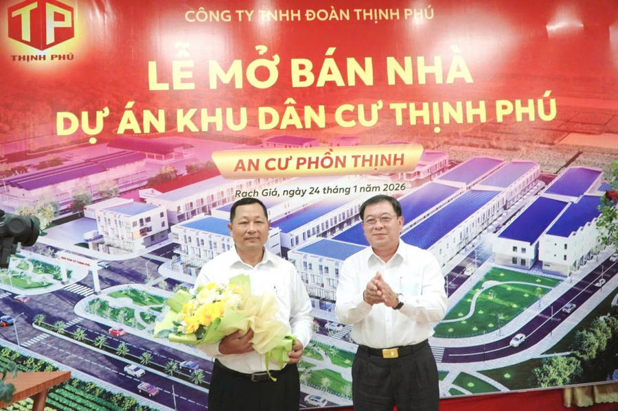 Ông Lê Thanh Việt (bìa phải) - Phó chủ tịch UB Mặt trận Tổ quốc Việt Nam tỉnh An Giang trao hoa chúc mừng