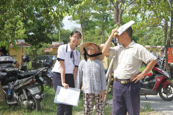 Thí sinh vui vẻ rời khỏi phòng thi.
