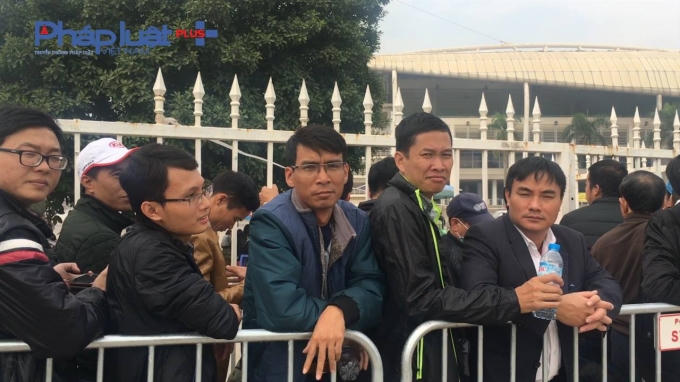 Rất nhiều CĐV phải có mặt xếp hàng từ đêm hôm trước để có thể mua được tấm vé.
