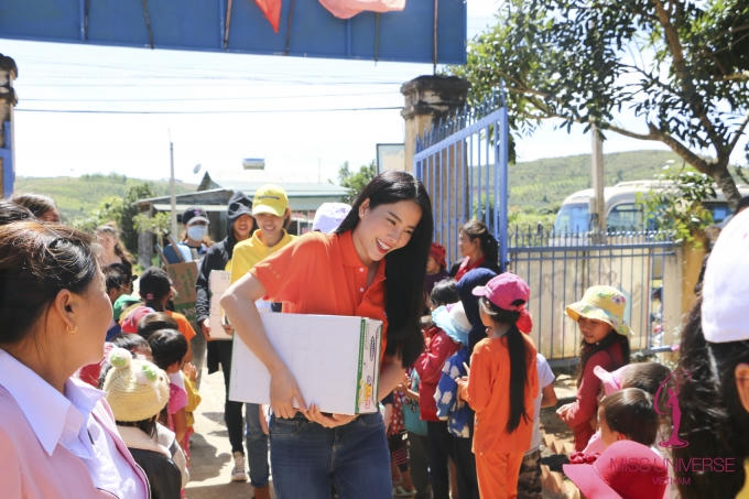 Dàn Hoa hậu, Á h&acirc;̣u kh&ocirc;ng ngại ng&ocirc;̀i m&aacute;y c&agrave;y đến với trẻ em ngh&egrave;o v&ugrave;ng cao