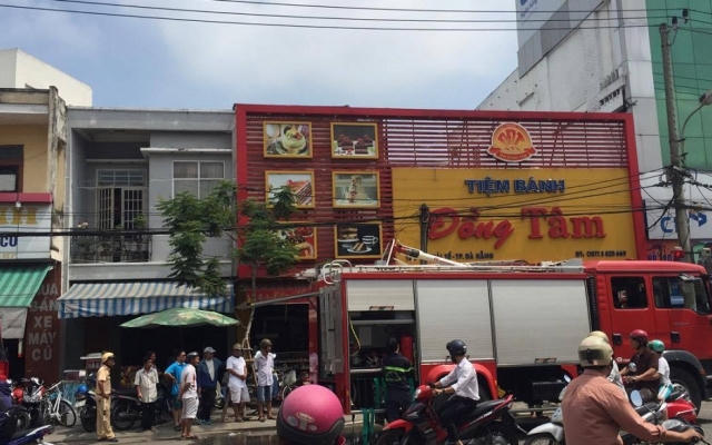 Quán bánh mỳ bị thiêu rụi đồ đạc vì quạt bất ngờ bốc cháy trong đêm