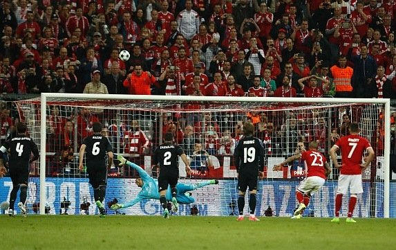 Tiền vệ người Chile sau đó bỏ lỡ cơ hội hoàn tất cú đúp cho riêng mình khi sút penalty vọt xà.