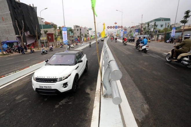 Phần dẫn của cầu vượt theo hướng Nguyễn Khoái về Đại Cồ Việt có cốt nền cao hơn khoảng một mét.