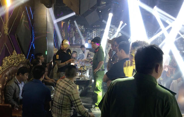 Hàng trăm cảnh sát “đột kích” 2 quán bar trước thềm năm mới