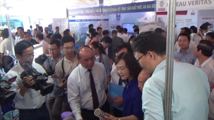 Đông đảo đại biểu, doanh nghiệp và người dân tham quan hội chợ.