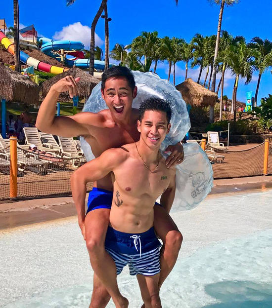 Cả hai có chung sở thích đi du lịch và chụp ảnh khoe cơ bắp. Cả hai đã cùng nhau đi du lịch tại nhiều quốc gia trên thế giới. Hồ Vĩnh Khoa chia sẻ rằng: "Cuộc đời mình luôn gắn liền với bất ngờ, năm trước đến đây với một trái tim tan nát thì năm nay trở lại đây lại là một trái tim trọn vẹn cho những khởi đầu mới".