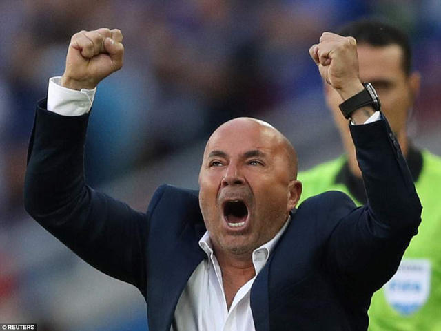 Niềm vui của HLV Sampaoli sau khi Argentina mở tỷ số. Ảnh: Reuters