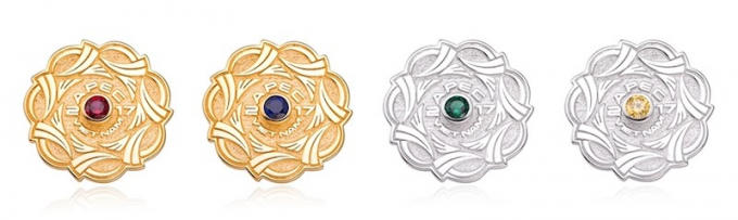 Huy hiệu cài áo được mạ vàng 18K, ở giữa huy hiệu đính 1 viên đá chính là Swarovski, có 4 màu cho 4 nhóm. Ảnh: HOÀI AN.