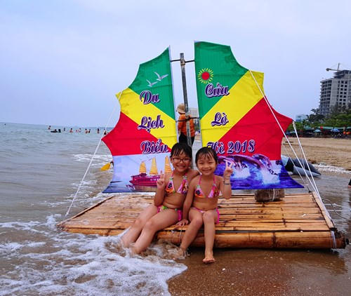 Dịp này, nhiều gia đình đưa con em đến biển Cửa Lò để nghỉ ngơi, thư giãn.