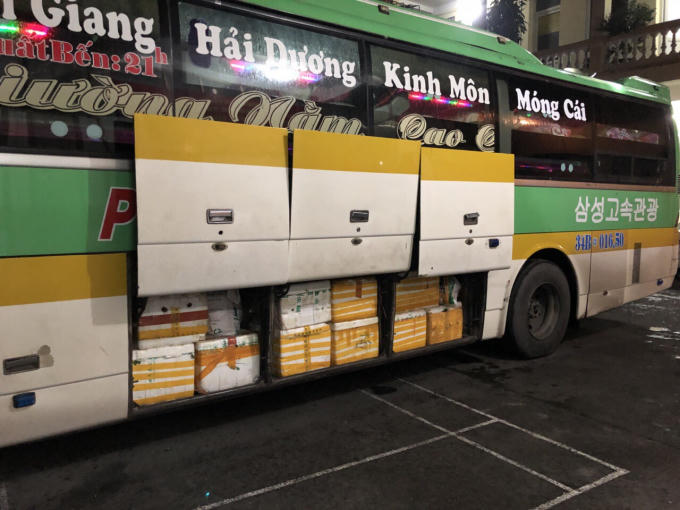 Phương tiện giao thông chở số lượng lớn hàng hóa không rõ nguồn gốc.