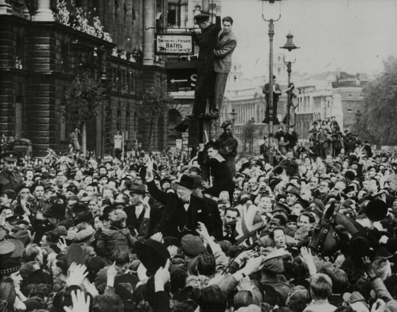 Ông Winston Churchill bị đám đông vây kín sau buổi phát biểu trong VE Day.