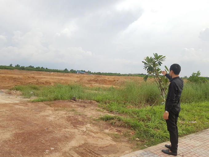 Khu đất của bà Oanh khiếu nại đang được xây dựng rầm rộ.