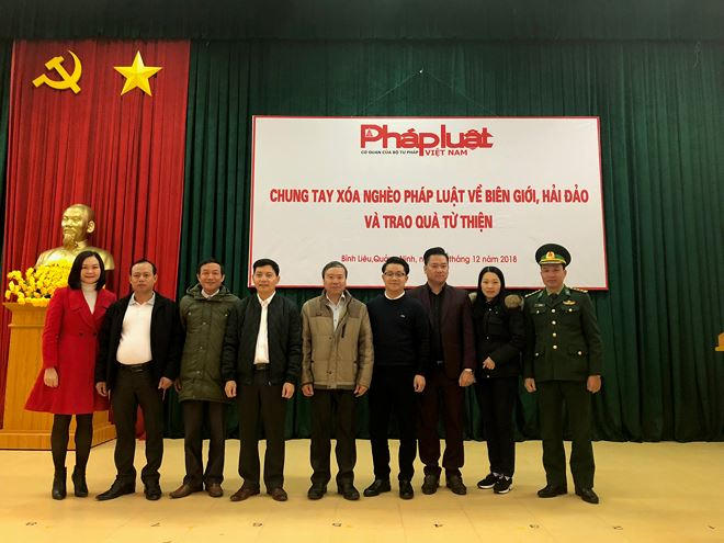 Lãnh đạo Huyện ủy, UBND huyện Bình Liêu chụp ảnh lưu niệm với đại diện báo PLVN.