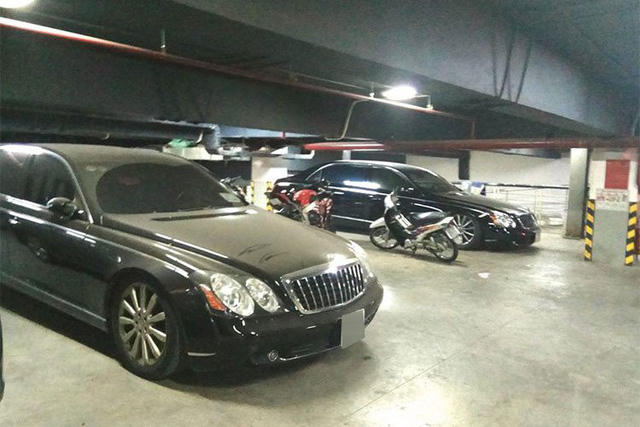 Mới đây, hình ảnh chiếc Maybach 62 Zeppelin phiên bản đặc biệt giới hạn phủ bụi trong một hầm gửi xe ở Hà Nội xuất hiện trên mạng xã hội khiến không ít người mê xe xót xa. "Hàng hiếm" này từng có giá bán không dưới 1 triệu USD tại thị trường Việt Nam.