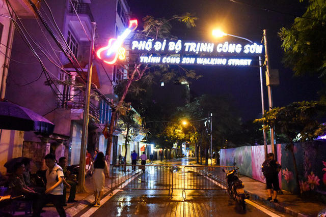 Tối 11/5, phố đi bộ Trịnh Công Sơn khai trương trong thời tiết có mưa nhỏ. Đây là tuyến phố đi bộ thứ hai ở Hà Nội.
