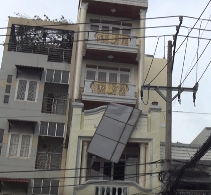 Tấm biển quảng cáo rơi trúng đường dây điện trung thế