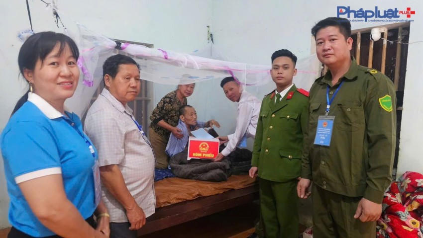 Tổ Công tác bầu cử mang từng hòm phiếu tới các hộ gia đình có các cử tri gặp khó khăn trong việc đi lại, giúp cử tri hoàn thành nghĩa vụ bầu cử của mình.