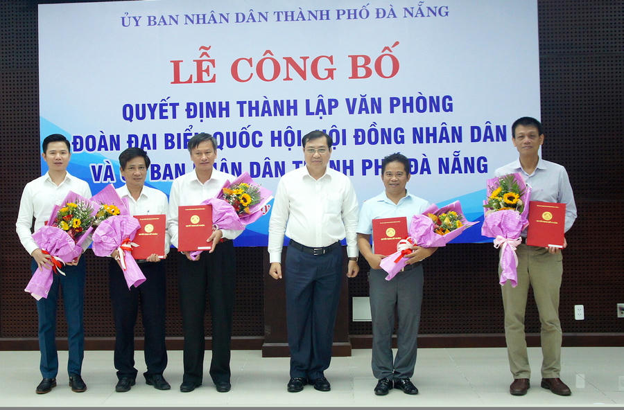 Chủ tịch UBND thành phố Đà Nẵng trao quyết định và chúc mừng các cán bộ được bổ nhiệm.