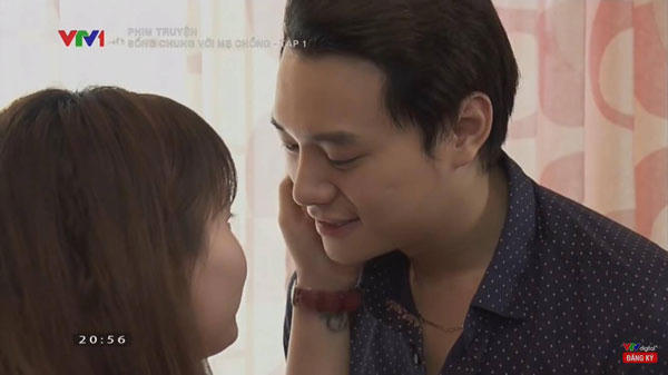 Nàng dâu chạy tót lên phòng ngủ của con trai trong khi mẹ chồng nấu nướng.