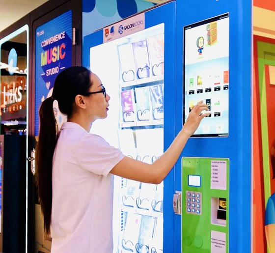 Một bạn đọc  mua sách tại máy bán sách tự động