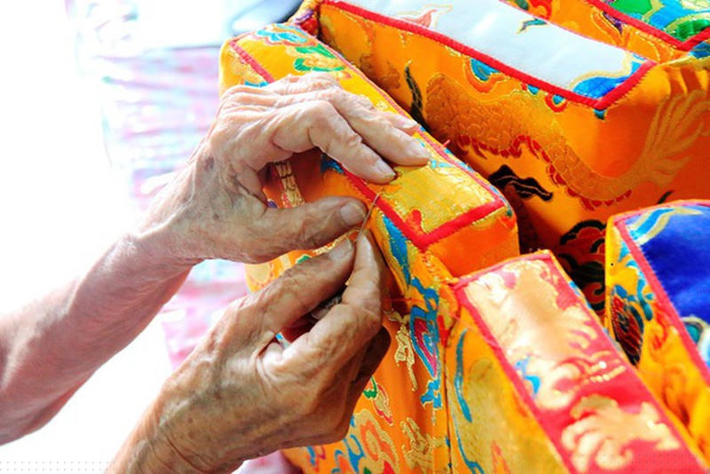 Những đường kim mũi chỉ khi làm gối trái dựa đòi hỏi phải vô cùng nhỏ và tỉ mỉ.  