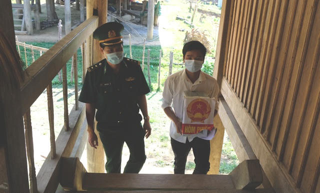 Cán bộ mang hòm phiếu đến tận nhà cử tri tuổi cao, sức yếu.