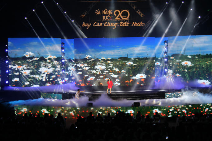 Ca khúc "Khát vọng" do Thanh Lam thể hiện.