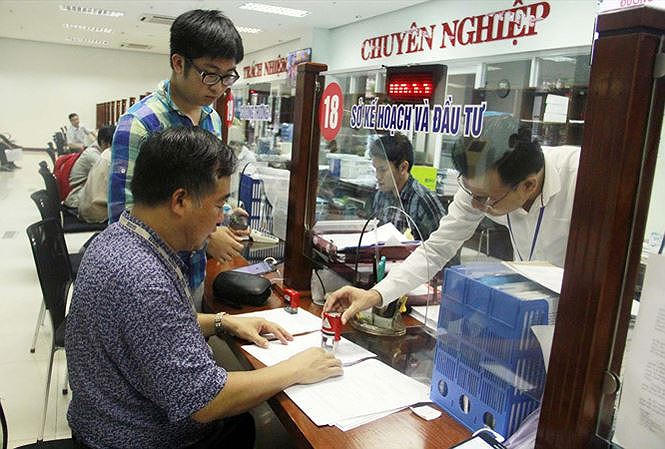 Sở KH&amp;ĐT Đà Nẵng có 10 học viên Đề án 922 đang công tác. (Trong ảnh: Người dân làm thủ tục tại khu một cửa của Sở tại Trung tâm hành chính thành phố). Ảnh: Thanh Trần.