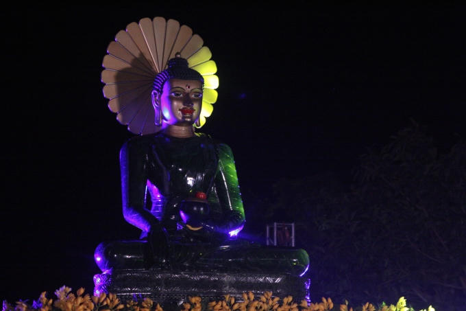 Hàng ngàn phật tử thành kính cung nghinh chiêm bái Phật ngọc hòa bình lớn nhất thế giới sau khi được kéo khăn phủ khai quang.