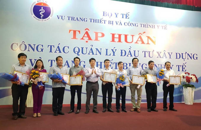 Hội nghị cũng đã trao khen thưởng các đơn vị, cá nhân có thành tích trong công tác quản lý, thực hiện đầu tư xây dựng và thiết bị y tế.