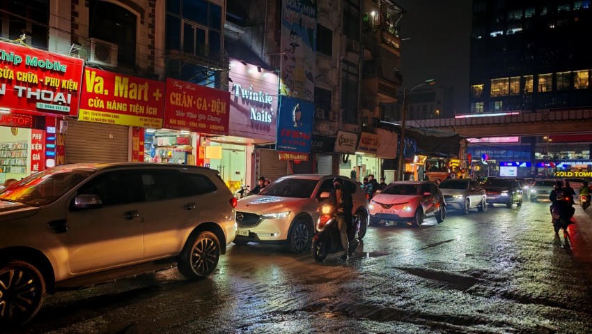 Các điểm giao cắt vào các ngõ trên tuyến đường Nguyễn Tuân là một phần nguyên nhân gây ùn tắc.