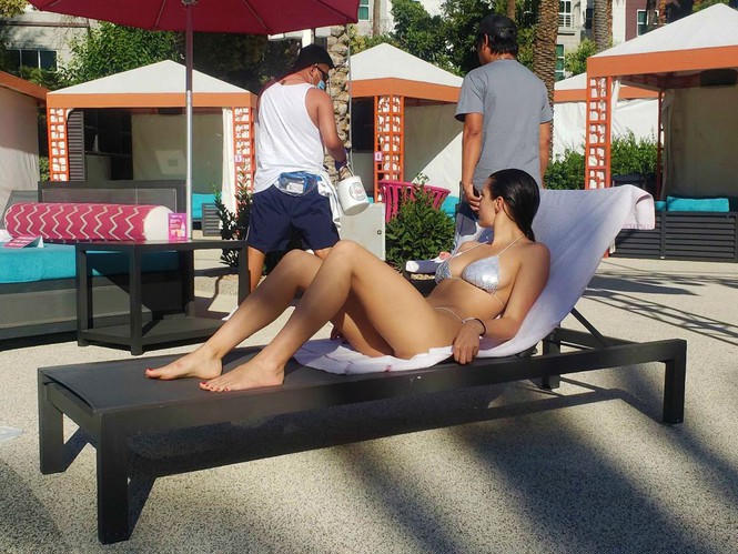 Người đàn bà Pháp quyến rũ 'khó cưỡng' với bikini bé xíu - ảnh 4
