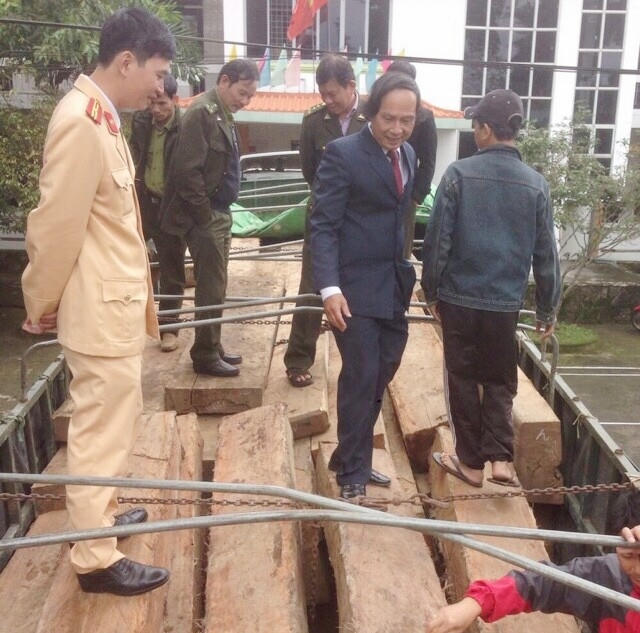 Tổ công tác đã lập biên bản tạm giữ phương tiện và số gỗ bàn giao cho cơ quan có thẩm quyền xử lý theo quy định.