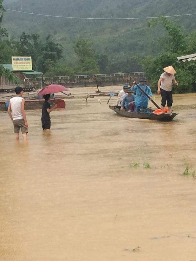Người dân khó khăn khắc phục hậu quả do lũ gây ra