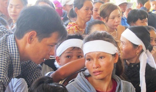 Vợ nạn nhân Lai tại tòa.