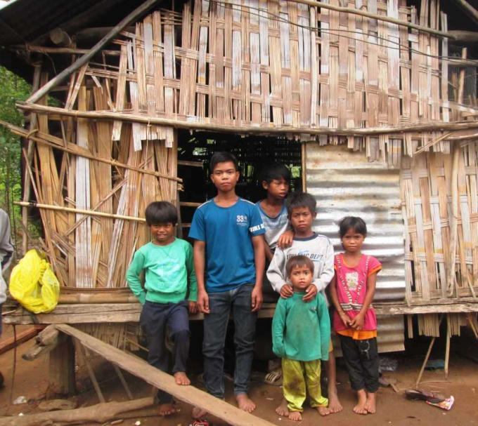 Mẹ chết, cha tự tử, 7 năm qua, A Đưng đã lam lũ kiếm tiền nuôi các em.