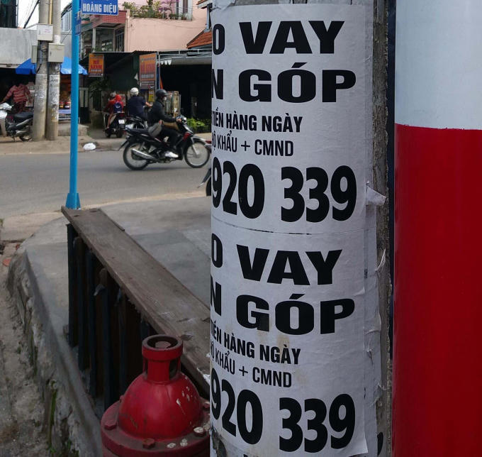 Nhiều cây cột điện ở Đà Lạt bị dán tờ quảng cáo cho vay không cần thế chấp.