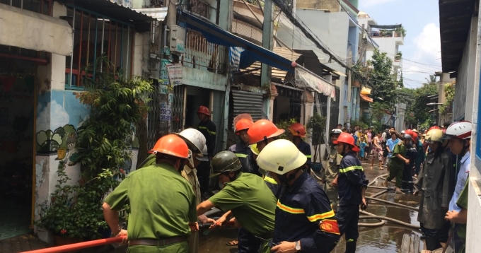 Hàng chục chiến sĩ ra sức dập lửa