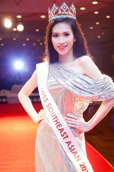 Cô sinh năm 1990, tại Tiền Giang.